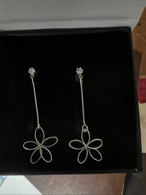 NEW Cate & Chloe Delicate Silver Flower Drop Earrings
